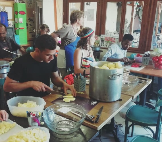 Un groupe de personnes cuisinant