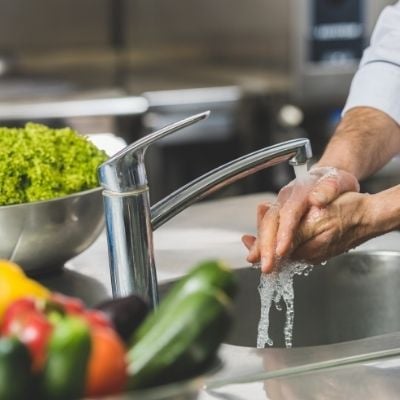 Un cuisinier se lavant les mains